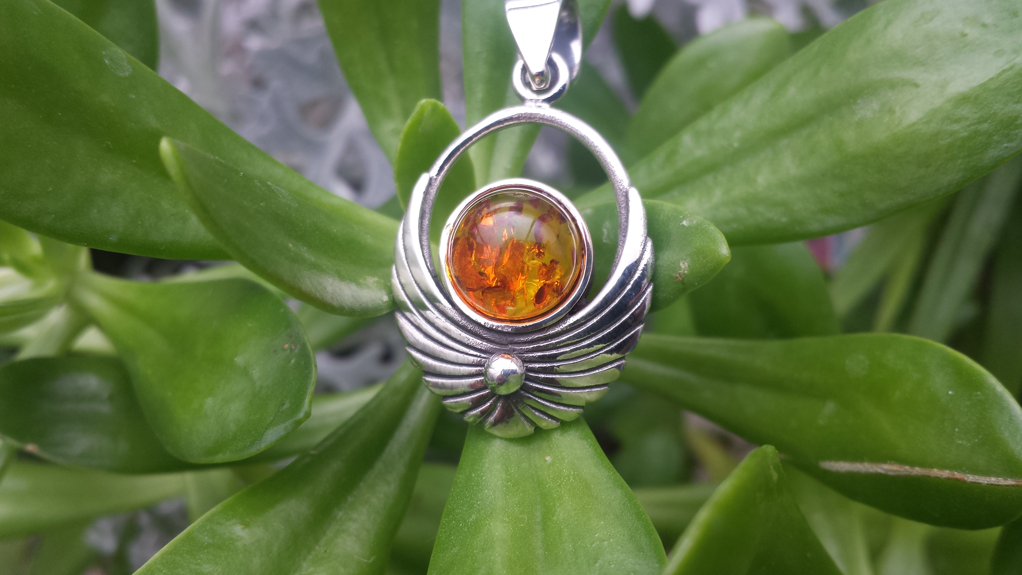 AMBER PENDANT WITH 925 STERLING SILVER. 6G